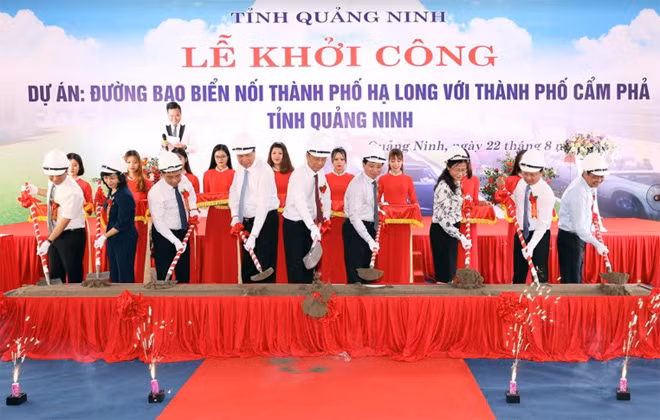 Delegates starts construction of Ha Long-Cam Pha coastal road.
