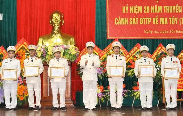 Director of the Nghe An Provincial Police Department awarding individuals in acknowledgement of their contributions to the fight against drug-related crimes.