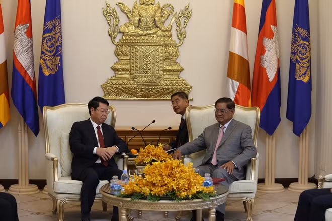 Deputy Prime Minister and Minister of the Interior of Cambodia Sar Kheng receives Deputy Minister Bui Van Nam.