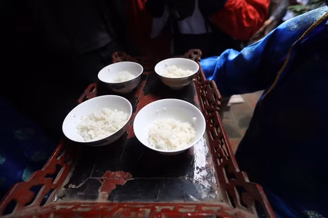 When all four rice cookers are found, they are offered to the village’s tutelary god before they are judged by the village’s elderly.