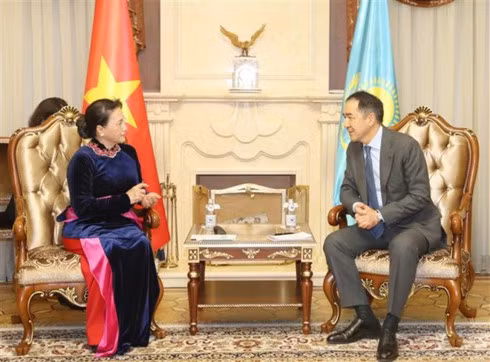 National Assembly Chairwoman Nguyen Thi Kim Ngan (L) meets with Kazakhstan’s Prime Minister Bakytzhan Sagintayev