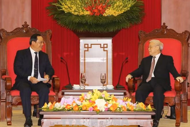 Party General Secretary Nguyen Phu Trong on October 24 hosted a reception for Lao Deputy Prime Minister Sonexay Siphandone in Hanoi.