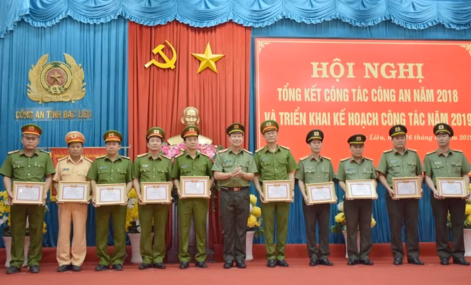 Deputy Minister Son awarding individuals and collectives of the Bac Lieu Provincial Police.