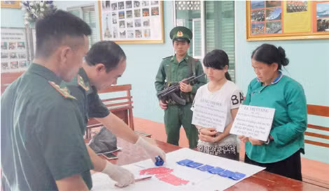 The forces caught in red Lu Thi Vuong and Lung Thi Doi residing in Ban Sen commune, Muong Khuong district, Lao Cai province and seized 1,390 synthetic drug pills.
