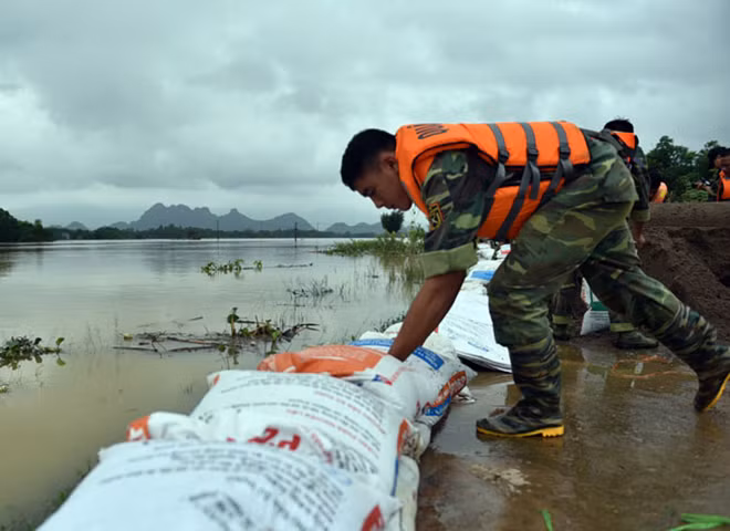 The volunteers have been working all night to transport large sandbags and strengthen the Bui River’s dykes. The volunteers have been working all night to transport large sandbags and strengthen the Bui River’s dykes.