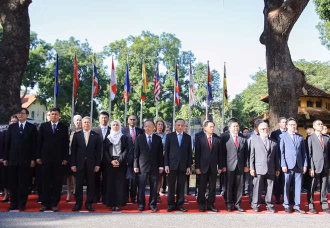 The event was attended by Deputy Foreign Minister Bui Thanh Son, Deputy Minister of Labour, War Invalids and Social Affairs Doan Mau Diep, and Vice Chairman of Hanoi People’s Committee Nguyen Van Suu, among others.