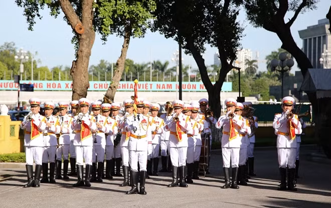 Foreign guests at the ceremony included head of the diplomatic corps in Hanoi and Ambassador of Venezuela Jorge Rondon Uzcategui, and Ambassadors and embassy representatives of ASEAN member countries and ASEAN partner countries in the capital city.