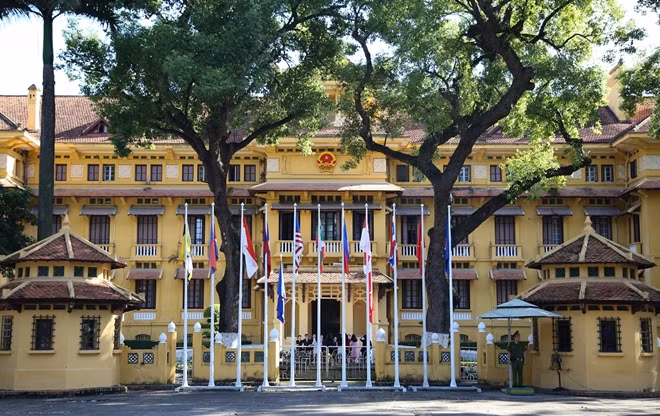 The Ministry of Foreign Affairs held a flag raising ceremony in Hanoi on August 8 on the occasion of the 50th founding anniversary of the ASEAN.