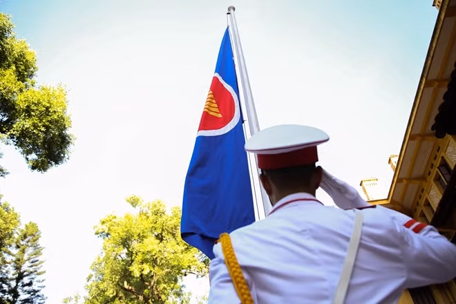 The flag hosting ceremony at the same time in 10 ASEAN countries shows countries’ determination to uphold to the bloc’s principles of solidarity, consensus, activeness, and flexibility in dealing with issues on its development path, particularly challenges to regional peace, stability, security, and development.