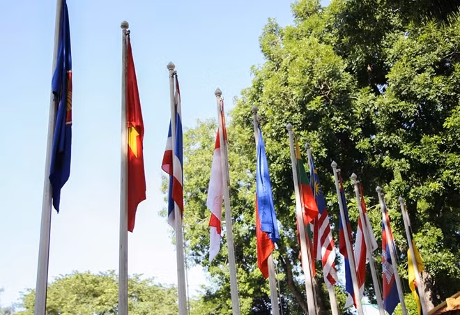 The flag raising ceremony on the annual anniversary of ASEAN has become a tradition for all ASEAN member countries, reflecting the respect for the bloc’s common value and commitment to regional people.