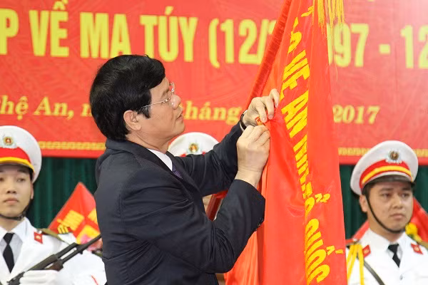 Under the authorization of the State President, Mr. Le Xuan Dai handing over the Feat of Arm Order of 3rd class to the staff of the Nghe An provincial PC47.