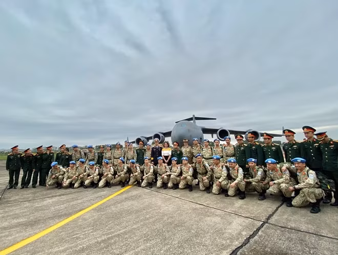 Group 1 of Vietnam’s Level 2 Hospital Rotation 2 posed with HE Ms Robyn Mudie, the Australian Ambassador and RADM Nguyen Trong Binh, Deputy Chief of General Staff in front of the Royal Australian Air Force C-17 A Globemaster that will transport them to South Sudan.