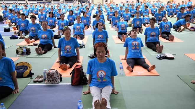 At the event, Bao Viet life insurance company presented each yogi a yoga book titled “Common Yoga Protocol”. This book provides general knowledge of Yoga and guides people how to practice basic yoga exercises, which can help people live in a healthy way, balance their emotions and have positive and smart thinking. At the event, Bao Viet life insurance company presented each yogi a yoga book titled “Common Yoga Protocol”. This book provides general knowledge of Yoga and guides people how to practice basic yoga exercises, which can help people live in a healthy way, balance their emotions and have positive and smart thinking.