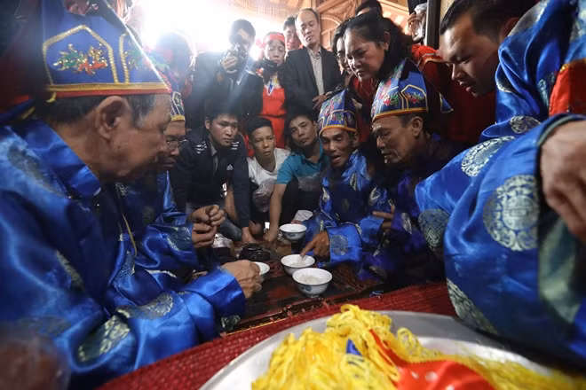 When all four rice cookers are found, they are offered to the village’s tutelary god before they are judged by the village’s elderly. After the winning team is announced, the rice is delivered to all of the villagers to pray for a new year full of prosperity and peace.