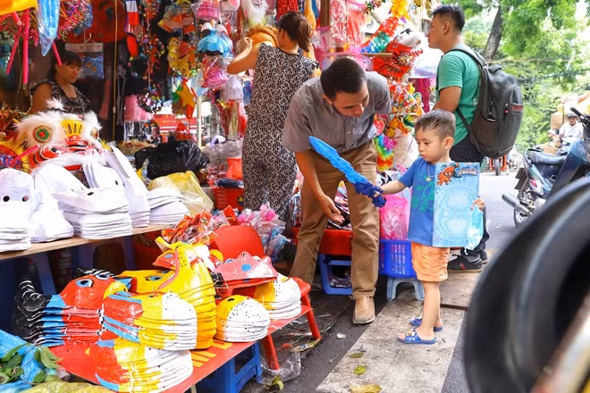 The Mid-Autumn Festival, one of the most traditional and popular family holidays in Vietnam, is enjoyed by people throughout the country, regardless of their background or economic status.