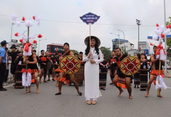 The highlight of the event this time was a street festival called "Colors in Culture" takes place every evening from April 28 to May 2.
