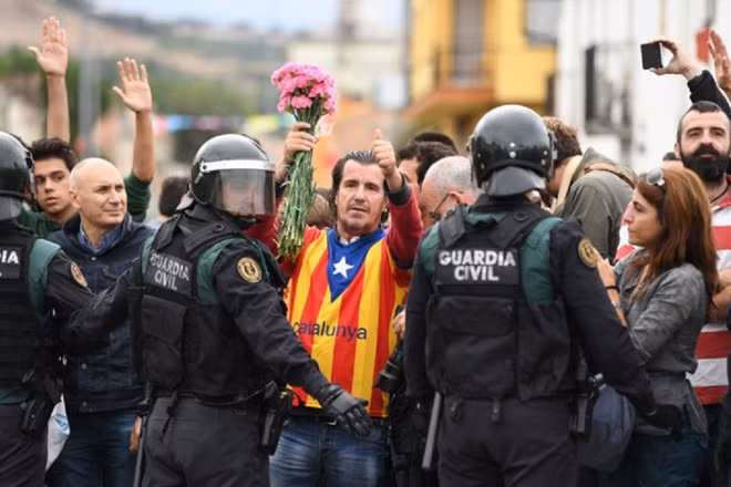 Catalonia’s police force told its officers to remain neutral in the struggle over the region’s fight for independence on Saturday, a step toward averting possible conflict as the Madrid government starts to impose direct control.