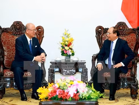 Prime Minister Nguyen Xuan Phuc (right) receives Tsutomu Takebe, Special Advisor to the Japan-Vietnam Friendship Parliamentary Alliance.
