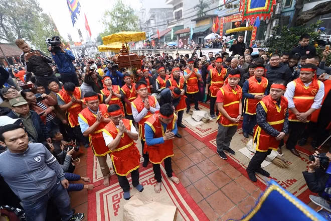 An annual rice cooking contest was held in Thi Cam village, Xuan Phuong commune in the Hanoi outskirt district of Tu Liem on February 12 (the eighth day of the first lunar month), in commemoration of General Phan Tay Nhac, who is believed to have lived during the reign of 18th Hung King.