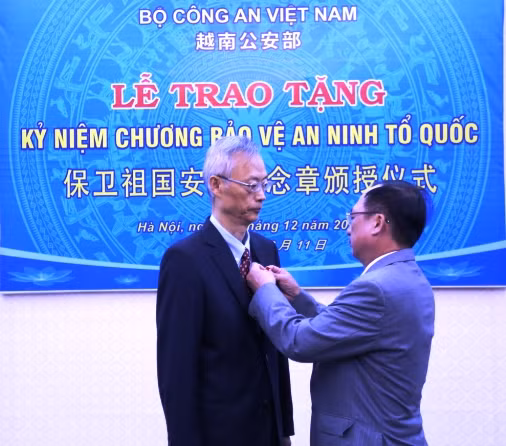 Deputy Minister Nguyen Van Thanh presents “National Security Protection” medal to Mr. Wang Ji Zhou.