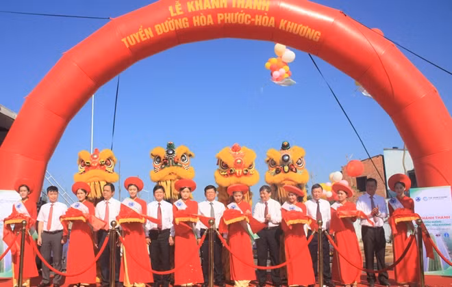 Delegates at the road's opening ceremony.