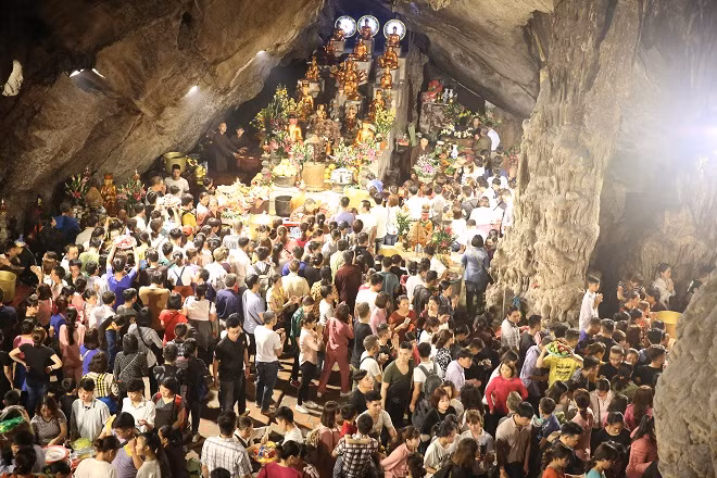 Thousands of domestic and international pilgrims and tourists are visiting Huong Pagoda at the beginning of the Year of the Pig, wishing for peace, good weather, happiness and prosperity.