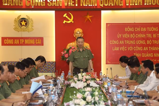 Minister To Lam speaking at the working session with the Mong Cai City Police.