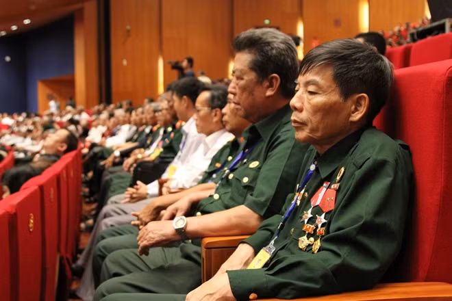 Many national contributors, Vietnamese heroic mothers, heroes of the People's Armed Forces, Labor heroes, wounded soldiers, and families of martyrs attends the event.