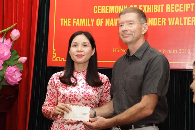 Thomas Eugene Wilber, son of late US pilot of the US Navy Walter Eugene Wilber handing his father’s keepsakes to the Hoa Lo Prison museum.