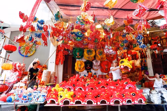 Mid-Autumn Festival parties in the evening are a good opportunity for children to enjoy the festive food and also learn things from their parents such as how to make the party attractive. The whole family will enjoy the feast in a cozy, sacred atmosphere, according to VOV.