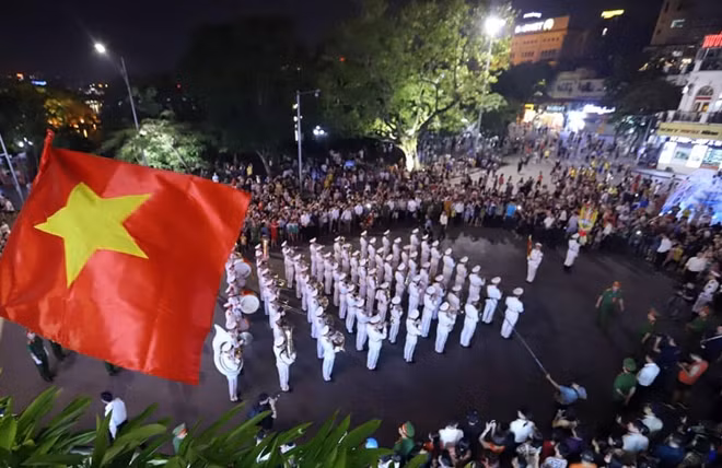 The Public Security Ceremonial Band with professional musicians in uniform draws much attention from the audience.