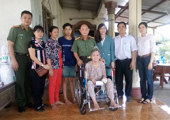 Senior Colonel Tran Kim Tham visiting Mrs. Nguyen Thi Di.