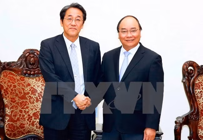 PM Nguyen Xuan Phuc and Mr. Kunio Umede at a meeting.