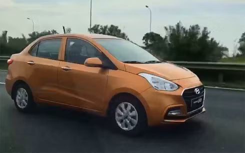 The new model’s image shows that it is a sedan. The vehicle looks a little different from an imported completely built-up, which is popular in Vietnam.