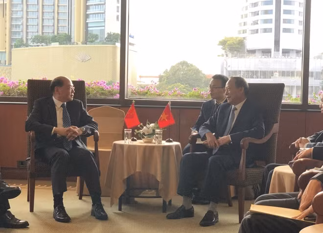 Deputy Minister Le Quy Vuong and Mr. Tang Wei Hung at the meeting.