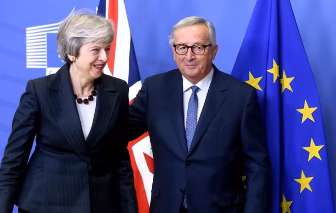 EU, Britain agree draft deal on post-Brexit ties, await summit approval ảnh 1