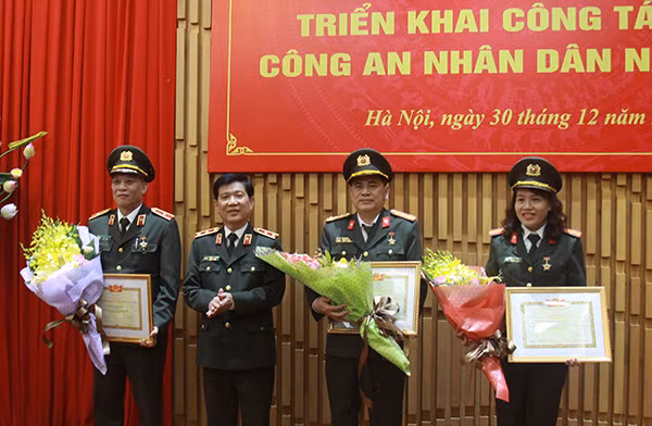 Deputy Minister Nguyen Van Son hands awards to three individuals with large achievements in emulation movements. Deputy Minister Nguyen Van Son hands awards to three individuals with large achievements in emulation movements.