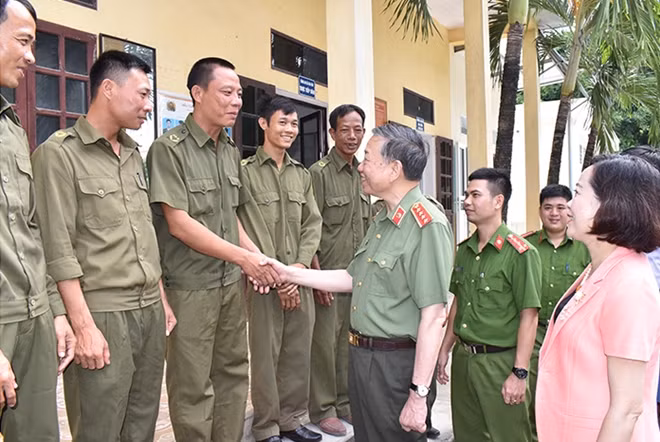 General To Lam visits police officers that have recently been deployed to Gia Van commune, Gia Vien district.