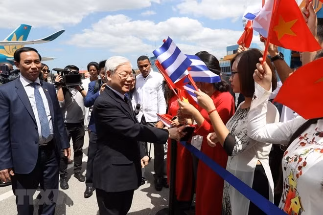 CPV General Secretary Nguyen Phu Trong is welcomed at the Jose Marti International Airport (Photo: VNA)