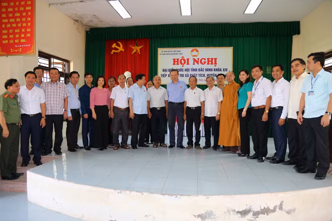 Senior Lieutenant General To Lam, Politburo member and Minister of Public Security, and other members of the Bac Ninh provincial National Assembly (NA) delegation on September 29 hosted a meeting with voters of Phat Tich commune, Tien Du district, Bac Ninh province.