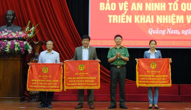 For the great achievements, many individuals and groups have been honored with noble awards, titles from the Ministry of Public Security, Quang Nam Provincial People’s Committee and the Quang Nam Provincial Police.