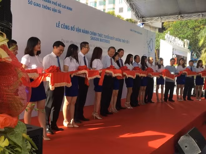 The Ho Chi Minh Municipal Department of Transport on November 25 coordinated with investor Thuong Nhat Company to organize a ceremony to officially put the first public waterway transport route or river bus route Bach Dang-Linh Dong into operation.