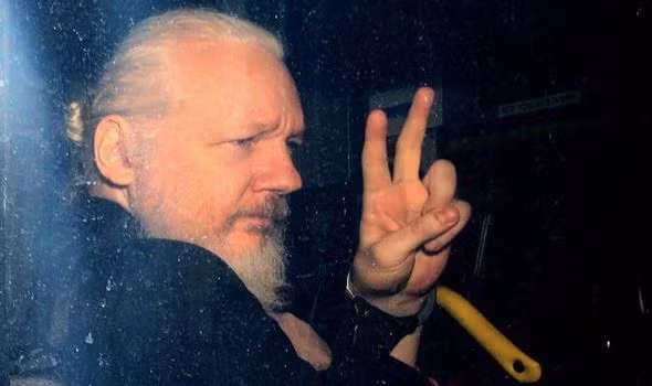 Julian Assange sentenced to 50 weeks in jail for jumping bail in UK ảnh 1