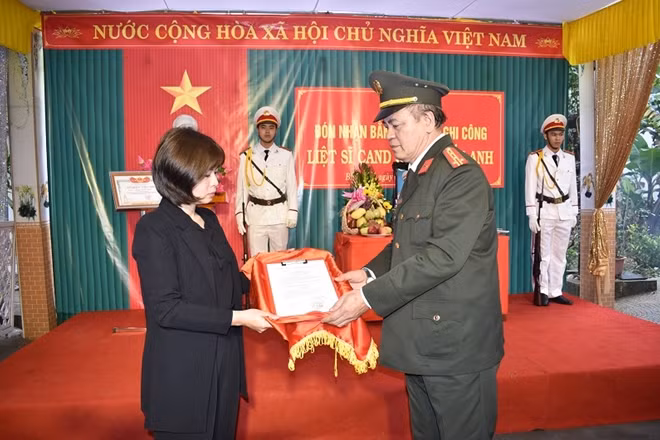 The ceremony was held by the Ninh Binh Provincial Police in collaboration with the local authority of Bich Dao ward, Ninh Binh city.