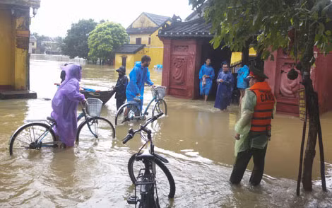 Rescuers and police officers were on duty to remind people not to row to the swirls.