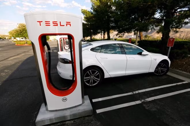 FILE PHOTO -- A Tesla Model S charges at a Tesla Supercharger station in Cabazon, California, U.S. May 18, 2016. REUTERS/Sam Mircovich/File Photo