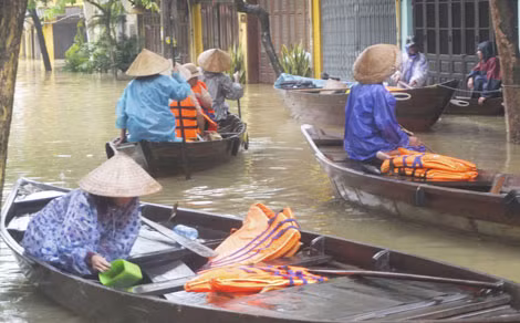 Tourists used boats to move in the flood to ẹnoy Hoi An streets.