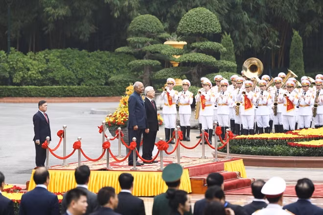 Party General Secretary and State President Nguyen Phu Trong and his spouse chaired an official welcome ceremony for Indian President Ram Nath Kovind in Hanoi on November 20.