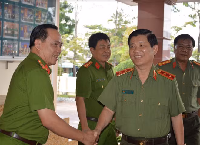 Deputy Minister Nguyen Van Son visits and checks task performance of Ca Mau police.
