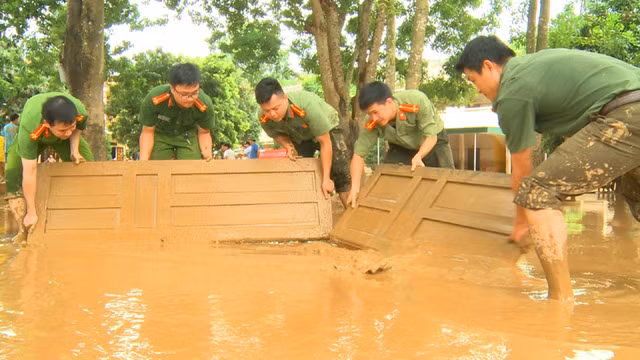 In the mountainous districts of Muong Lat, Quan Son, Quan Hoa, Ba Thuoc and Cam Thuy, common efforts were made to overcome the aftermath of the floods.